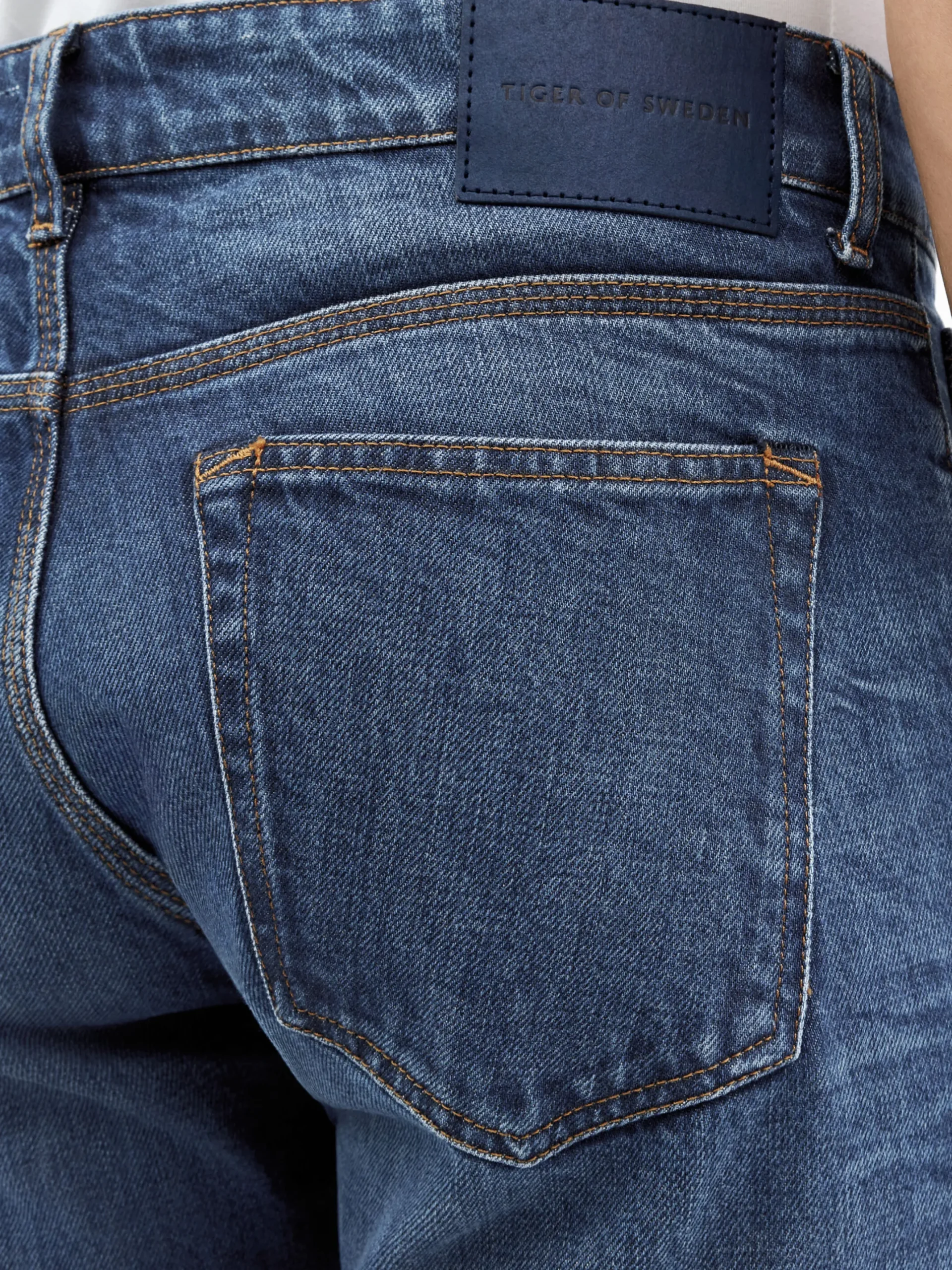 Des Compress Slim-Fit Jeans