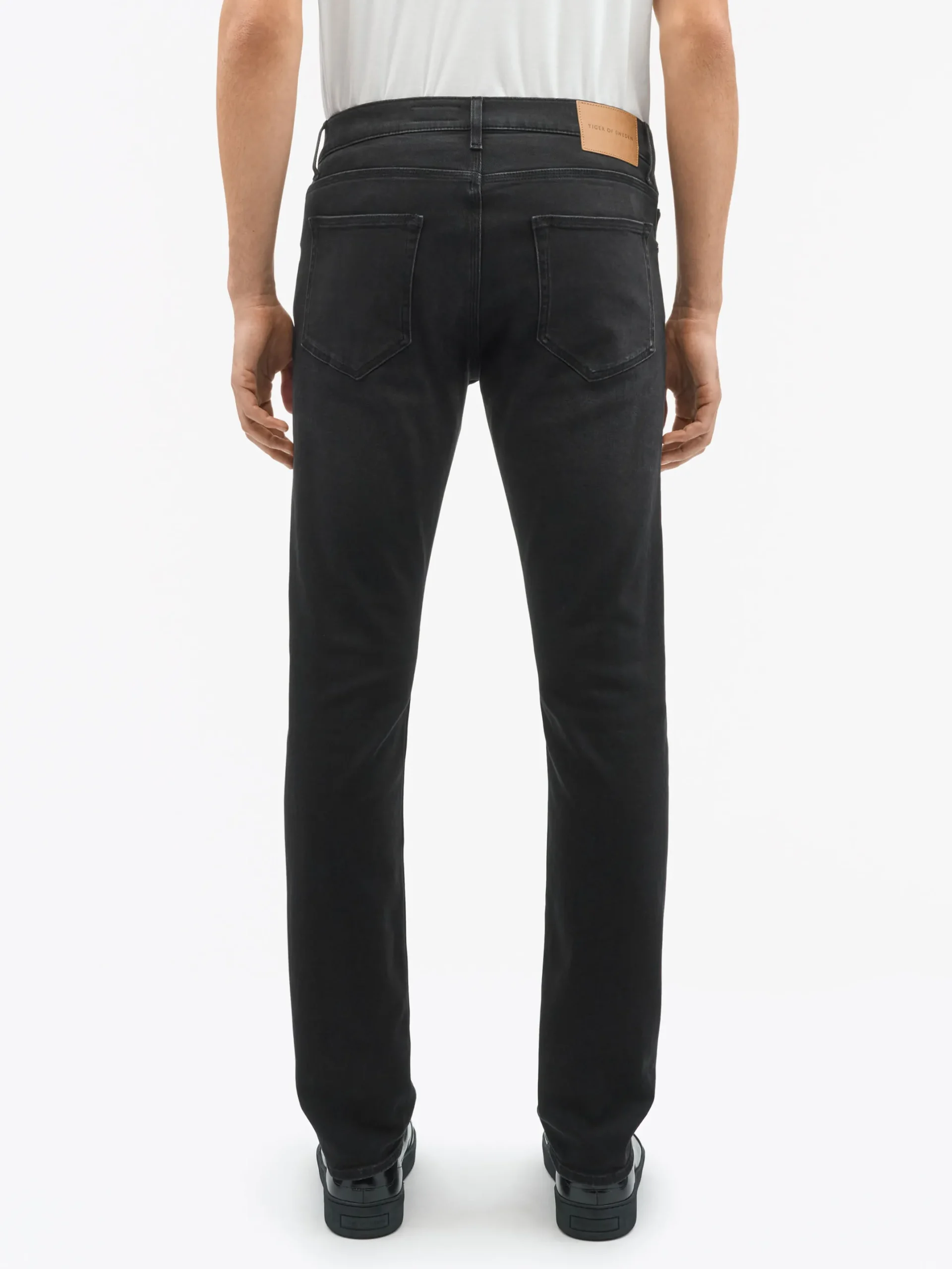 Des Slim-Straight Jeans