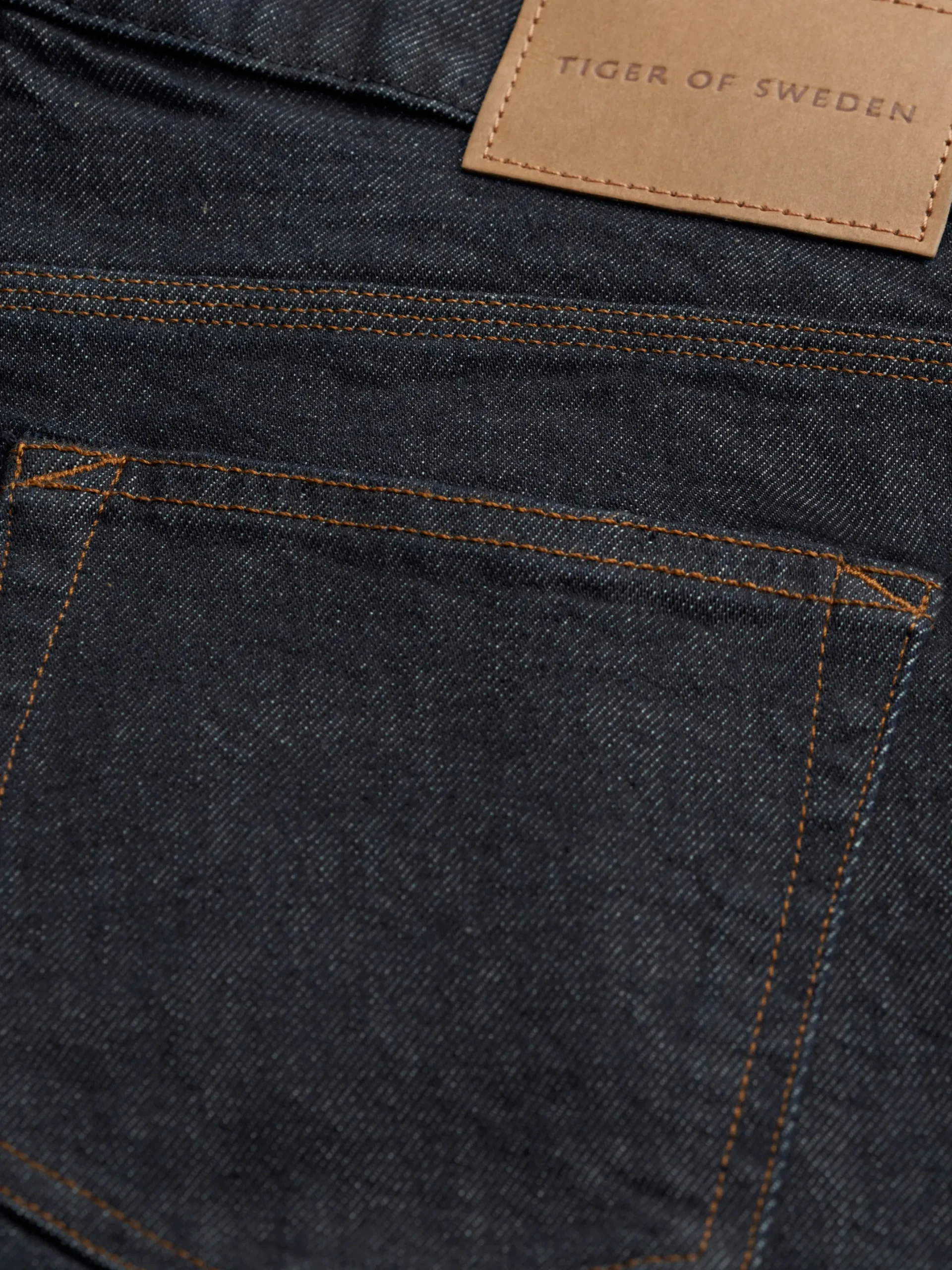 Des Slim-Straight Jeans