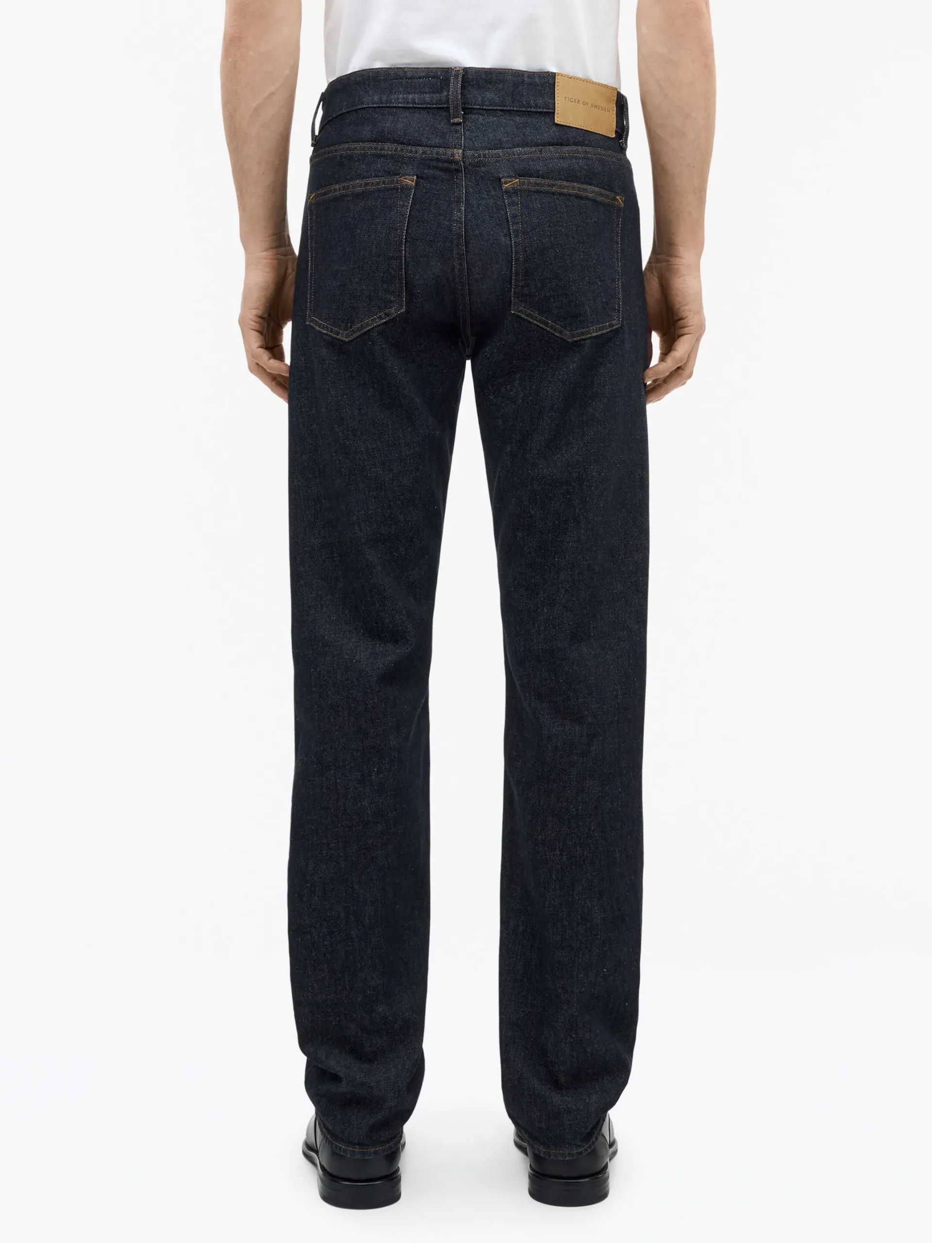 Des Slim-Straight Jeans