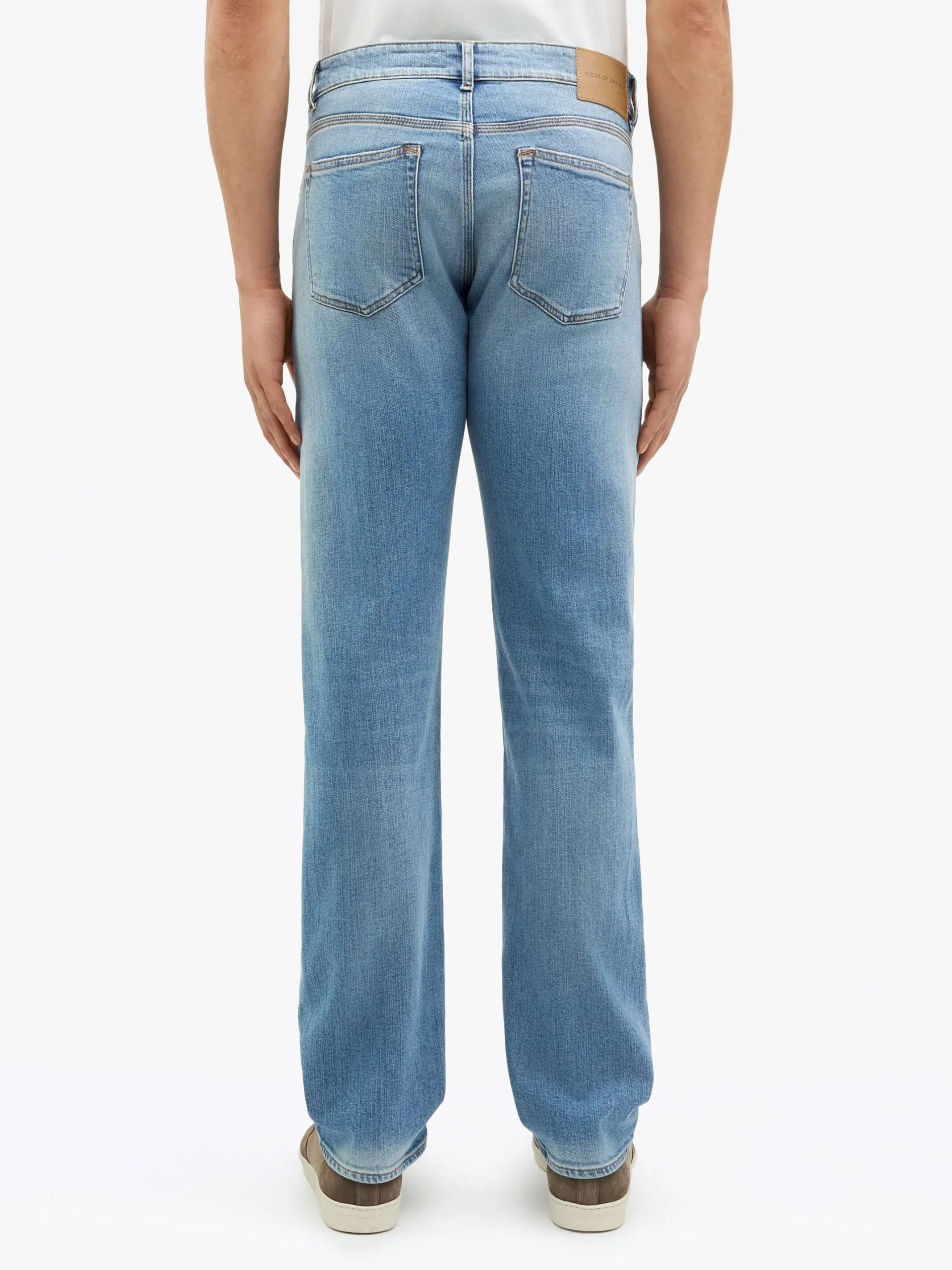 Des Slim-Straight Jeans