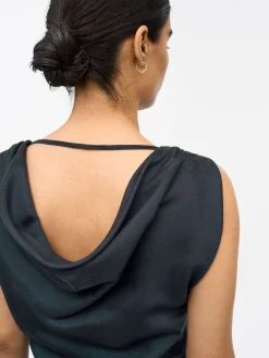 Ireleen Draperad Ärmlös Klänning
